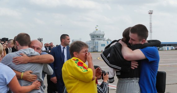 Ukraiński prezydent Wołodymyr Zełenski ocenił, że sobotnia wymiana więźniów przez Rosję i Ukrainę to pierwszy krok do zakończenia wojny w Donbasie. Wyraził nadzieję na rychłe spotkanie w formacie normandzkim.