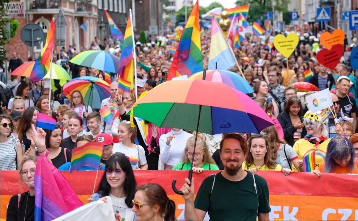 Zmasowane siły policji w Katowicach. Po południu w centrum miasta przeszedł Marsz Równości. Jak mówią organizatorzy, w przemarszu wzięło udział 6 tysięcy osób. Policja szacuje, że uczestników Marszu było ok. 2 tys.