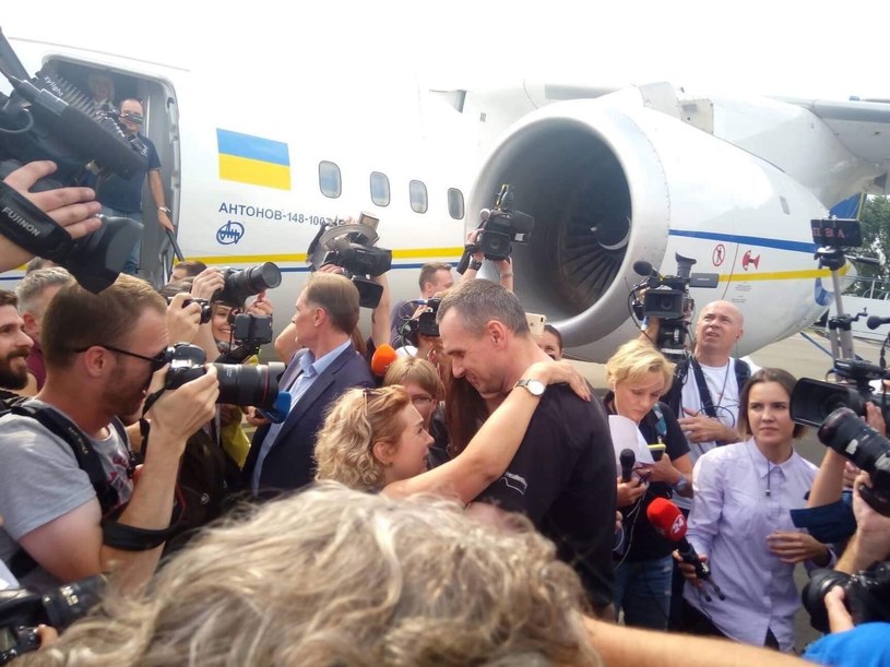 Polska Akademia Filmowa z ogromną ulgą i radością informuje, że po ponad 5 latach więzienia i  łagru za rzekomą działalność terrorystyczną, ukraiński reżyser Ołeh Sencow został dziś uwolniony. Reżyser wylądował właśnie na lotnisku w Kijowie.