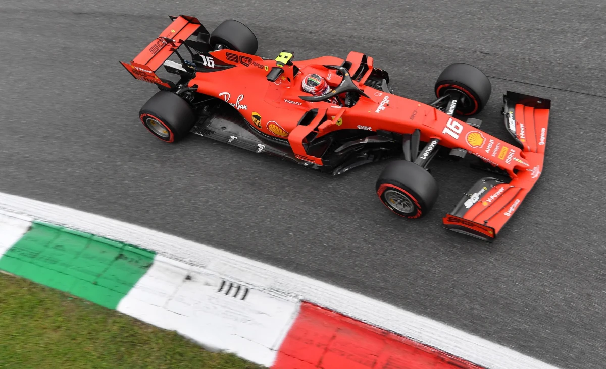 Charles Leclerc z ekipy Ferrari wygrał eliminacje do niedzielnego wyścigu Formuły 1 o Grand Prix Włoch na torze Monza. Kierowca z Monako zdobył czwarte pole position w tym sezonie. Robert Kubica (Williams) odpadł w pierwszej części rywalizacji, zajmując 19. miejsce.