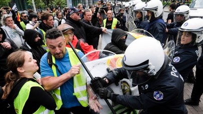 Francja: Płonący radiowóz, kilka zatrzymań. "Żółte kamizelki" w starciu z policją