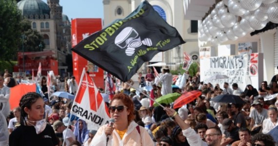Przez siedem godzin grupa ponad 300 przeciwników wielkich statków wycieczkowych wpływających do Wenecji i obrońców środowiska okupowała w sobotę czerwony dywan festiwalu filmowego na Lido. Protest w ostatnim dniu imprezy poparł obecny tam Mick Jagger.
