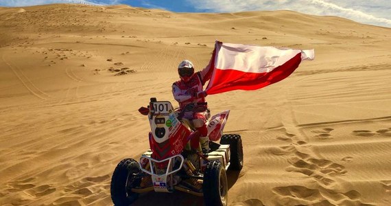 Rafał Sonik po dwóch latach wrócił na rajdowy szczyt. Zajmując drugie miejsce w Atacama Rally i wygrywając w stawce zawodników klasyfikowanych w cyklu FIM, zapewnił sobie ósmy i dziewiąty Puchar Świata na jedną rundę przed końcem sezonu. Za miesiąc w Maroku, polski mistrz otrzyma złote medale za zwycięstwo w stawce quadów oraz w kategorii „weteran” – bardzo wymagającej, ponieważ o ten tytuł rywalizują wspólnie motocykle i czterokołowce.