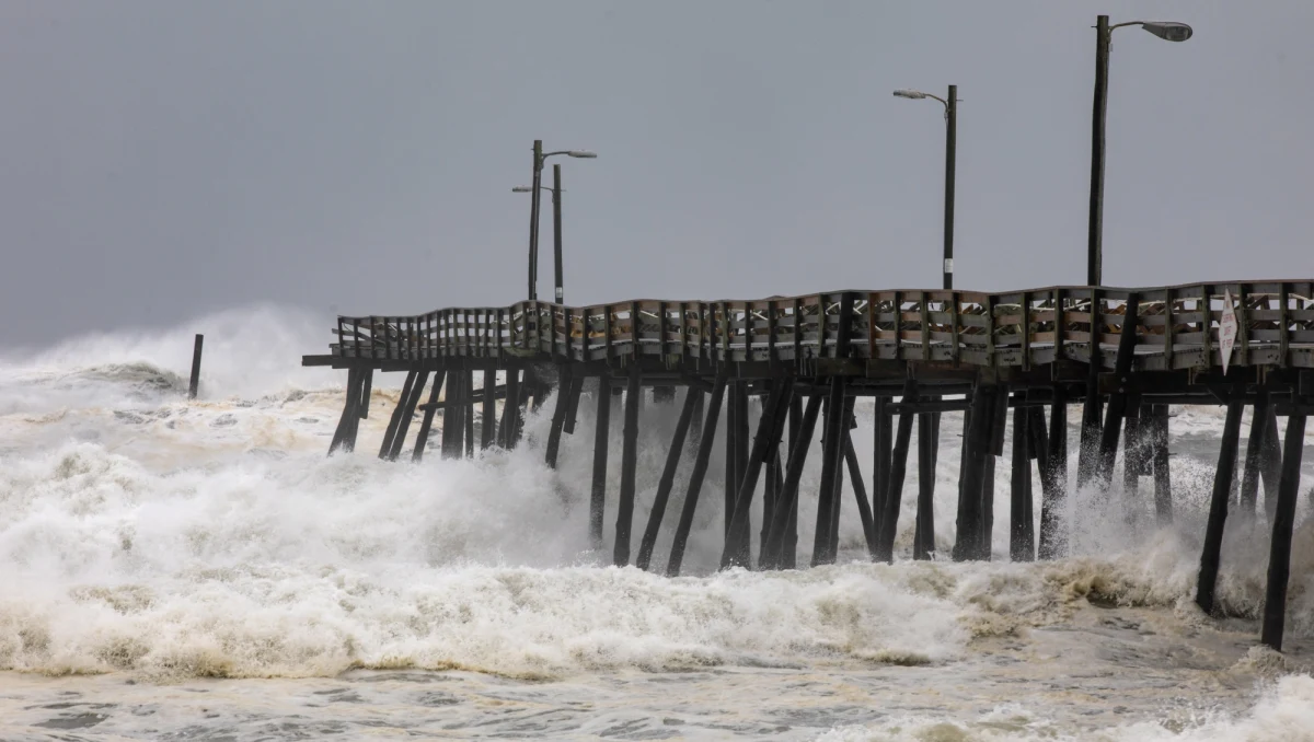 Huragan Dorian, z powodu którego na Bahamach zginęły co najmniej 43 osoby, dotarł do wybrzeża Kanady. Szybkość wiatru wynosi obecnie ok. 150 km/godz. 