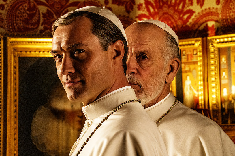 W drugiej odsłonie serialu wyreżyserowanego przez Paolo Sorrentino, Jude Law wyłania się niczym James Bond Watykanu. Jednak tym razem tytułowy "Młody papież" oddaje miejsca "Nowemu papieżowi", w którego wciela się John Malkovich.
