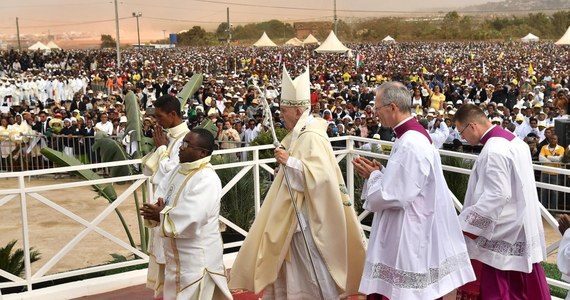 Około miliona osób wzięło udział w mszy, jaką papież Franciszek odprawił w niedzielę w stolicy Madagaskaru, Antananarywie. W jednym z najbiedniejszych krajów świata papież mówił, że cierpienie i ubóstwo "nie należą do Bożego planu".