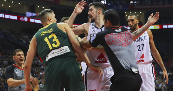 Międzynarodowa Federacja Koszykówki (FIBA) zawiesiła sędziów sobotniego meczu Francja - Litwa (78:75), jednocześnie utrzymując jego wynik. Litwini mieli ogromne pretensje do prowadzących spotkanie, zaś porażka sprawiła, iż nie awansowali do ćwierćfinału.