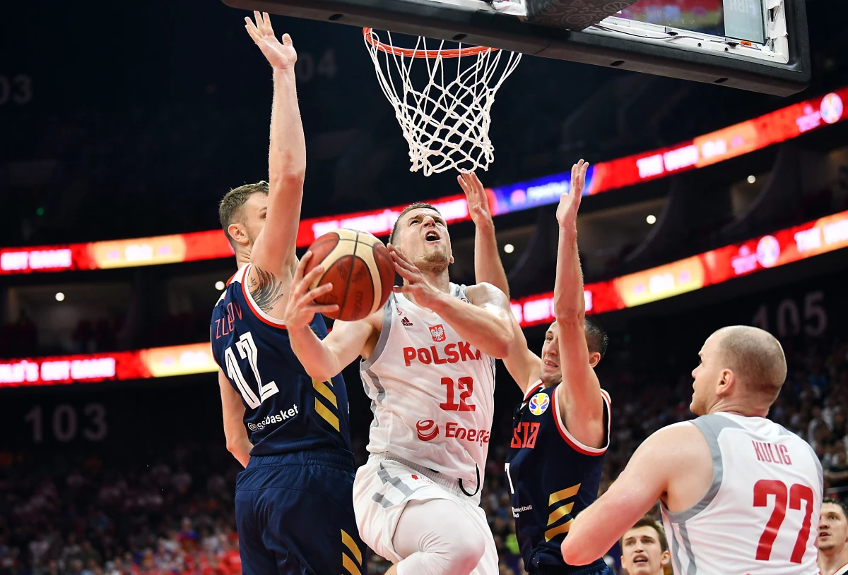 Reprezentacja Polski koszykarzy przegrała w Foshanie z Argentyną 65:91 (14:20, 13:22, 14:28, 24:21)  w meczu na szczycie grupy I drugiej fazy mistrzostw świata w Chinach. Biało-czerwoni zagrają we wtorek w ćwierćfinale z Hiszpanią, która pokonała Serbię 81:69.