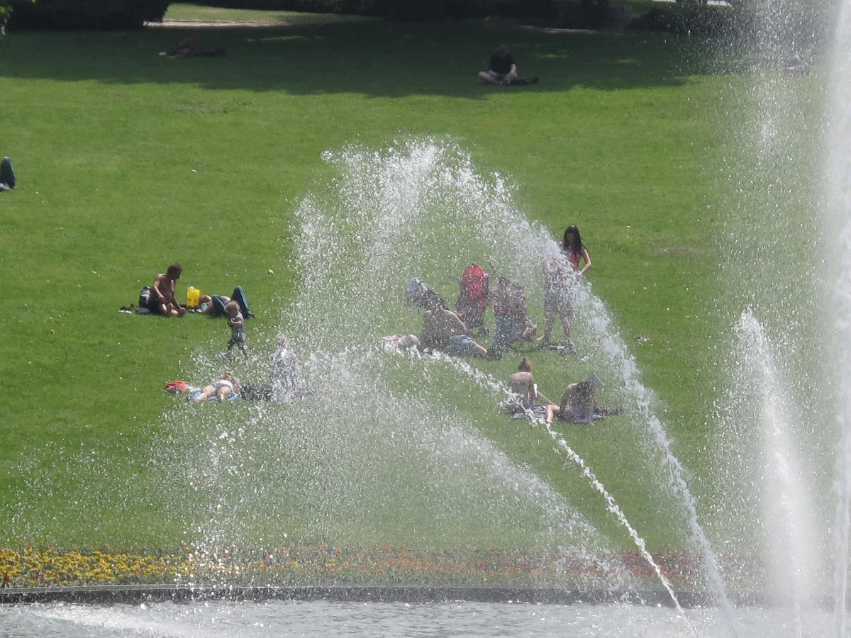 "W dwóch falach upałów, które nawiedziły w czerwcu i lipcu Francję, zmarło 1500 osób więcej niż zazwyczaj w tym okresie, jednak dziesięć razy mniej niż podczas fali upałów w 2003 roku" - poinformowała w niedzielę minister zdrowia Agnes Buzyn.