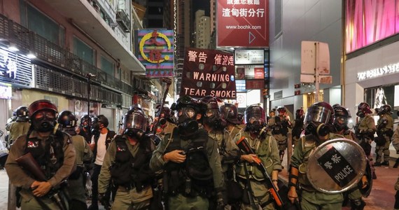 Manifestanci w Hongkongu zebrali się przed konsulatem USA. Domagali się pomocy od Waszyngtonu dla Hongkongu. Potem antyrządowa demonstracja przeniosła się do dzielnicy z luksusowymi sklepami, Causeway Bay. Tam Hongkońska policja użyła w gazu łzawiącego wobec uczestników manifestacji.  