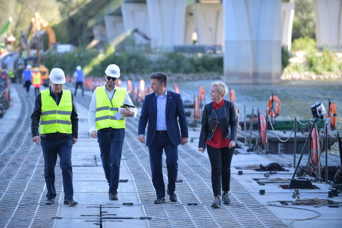 Rano ma się zacząć tłoczenie ścieków awaryjnym rurociągiem do oczyszczalni Czajka w Warszawie. Wszystko zależy od ostatecznej próby, która obędzie się w nocy - poinformował szef kancelarii premiera Michał Dworczyk.
