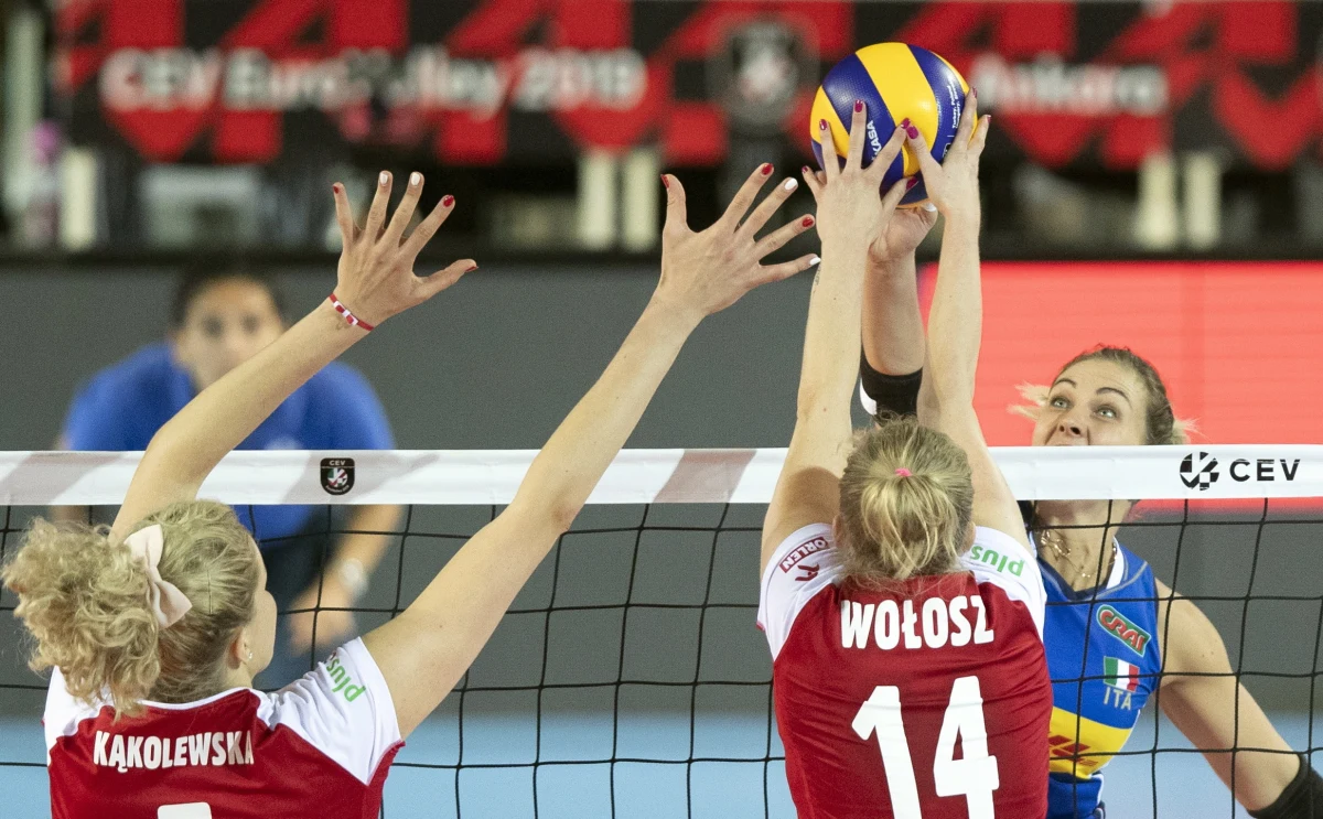 Reprezentacja Polski w siatkówce kobiet przegrała mecz o trzecie miejsce mistrzostw Europy.  Miejsce czwarte, to najlepszy wynik siatkarskiej reprezentacji kobiet w ostatnich latach. „Może trochę nas przerosły te spotkania, choć nie uważam, że nie byłyśmy gotowe” – mówiła po meczu Malwina Smarzek-Godek.