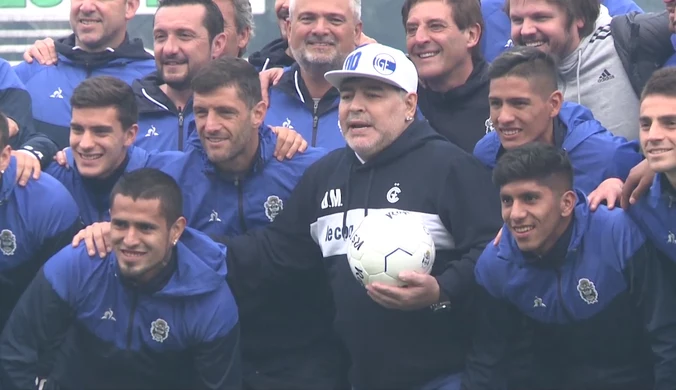 Maradona przywitany przez tłumy kibiców. Poprawi sytuację w klubie? Wideo