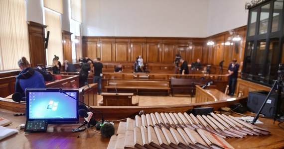 W Sądzie Okręgowym w Gdańsku nie odczytano w poniedziałek kluczowej części wyroku ws. Amber Gold. Powodem były wątpliwości, co do interpretacji przepisów. Chodziło o przepisy na podstawie których, sędzia miała skrócić procedurę odczytywania wyroku. 