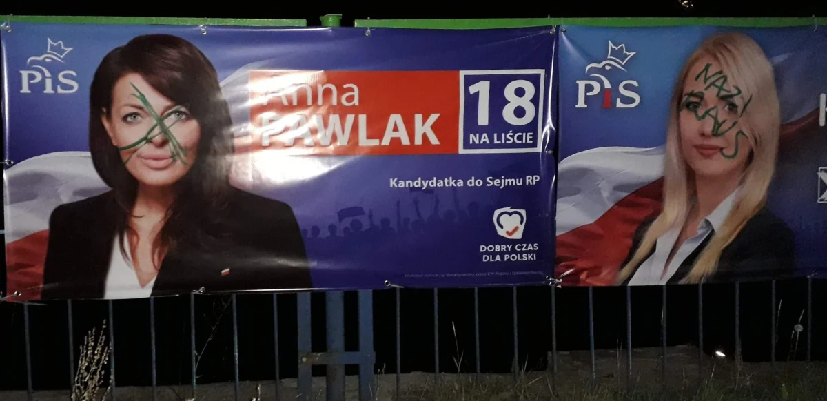 Napisy "Nazi raus" i swastyki wymalowano na wiszących w Szczecinie bannerach kandydatów Prawa i Sprawiedliwości w wyborach parlamentarnych. Politycy tej partii zapowiedzieli zawiadomienie o sprawie policji. "Rozpoczęła się brudna kampania wyborcza w Szczecinie, rozpoczęło się niszczenie materiałów wyborczych Prawa i Sprawiedliwości" – powiedział poseł PiS Leszek Dobrzyński, startujący z drugiego miejsca w wyborach do Sejmu w Szczecinie.