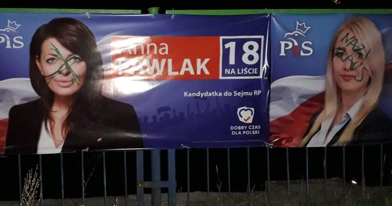 Napisy "Nazi raus" i swastyki wymalowano na wiszących w Szczecinie bannerach kandydatów Prawa i Sprawiedliwości w wyborach parlamentarnych. Politycy tej partii zapowiedzieli zawiadomienie o sprawie policji. "Rozpoczęła się brudna kampania wyborcza w Szczecinie, rozpoczęło się niszczenie materiałów wyborczych Prawa i Sprawiedliwości" – powiedział poseł PiS Leszek Dobrzyński, startujący z drugiego miejsca w wyborach do Sejmu w Szczecinie.