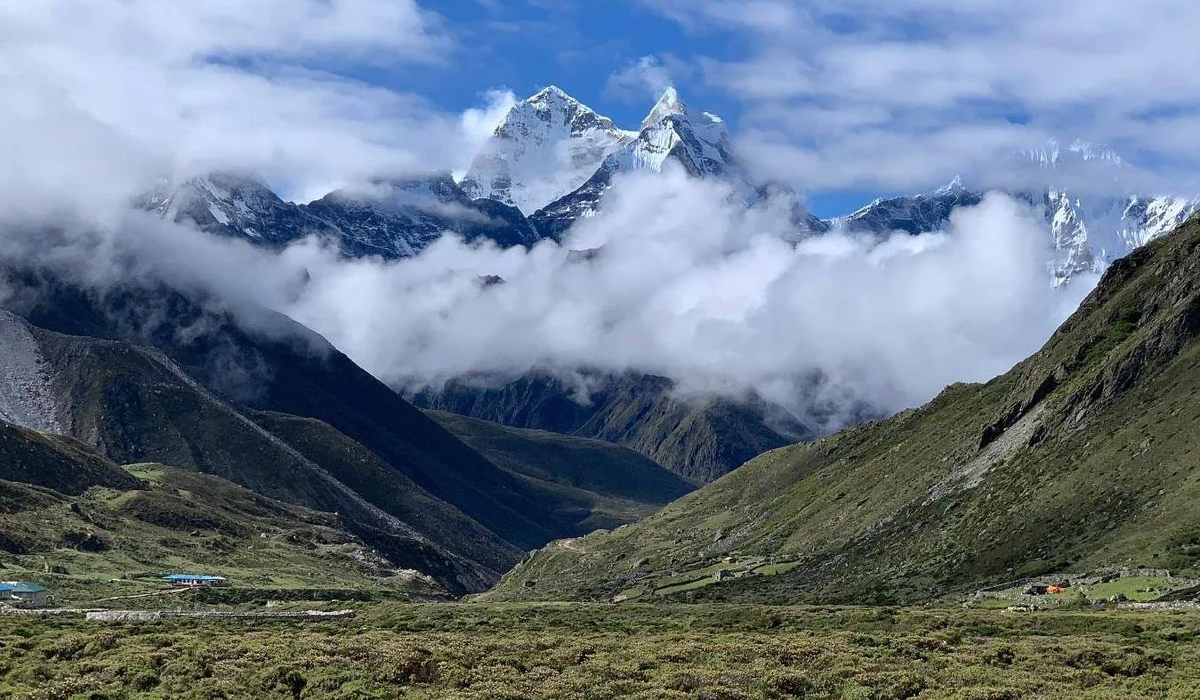 Członkowie wyprawy programu Polski Himalaizm Zimowy na Lhotse (8516 m) od soboty są już w bazie pod tym czwartym co do wysokości szczytem Ziemi. Dotarli tam po kilkudniowym trekkingu. Teraz czeka ich aklimatyzacja. "Ruszamy na sześciotysięcznik Lobuche, który jest tutaj w pobliżu. Będą dwie grupy. Rano wyruszyła pierwsza, czteroosobowa" - mówi dla RMF FM z bazy pod Lhotse i Mount Everestem członek ekspedycji i jej rzecznik Oswald Rodrigo Pereira. Polscy himalaiści przygotowują się do zaplanowanej na przełom 2020 i 2021 roku kolejnej zimowej wyprawy na K2.
