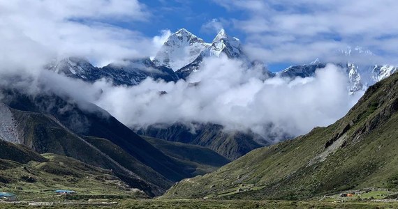 Członkowie wyprawy programu Polski Himalaizm Zimowy na Lhotse (8516 m) od soboty są już w bazie pod tym czwartym co do wysokości szczytem Ziemi. Dotarli tam po kilkudniowym trekkingu. Teraz czeka ich aklimatyzacja. "Ruszamy na sześciotysięcznik Lobuche, który jest tutaj w pobliżu. Będą dwie grupy. Rano wyruszyła pierwsza, czteroosobowa" - mówi dla RMF FM z bazy pod Lhotse i Mount Everestem członek ekspedycji i jej rzecznik Oswald Rodrigo Pereira. Polscy himalaiści przygotowują się do zaplanowanej na przełom 2020 i 2021 roku kolejnej zimowej wyprawy na K2.