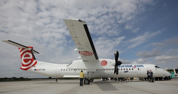 Awaryjne lądowanie samolotu śmigłowego lecącego z Warszawy do Poznania. Pilot krótko przed lądowaniem zgłosił uszkodzenie silnika. Maszynę udało się szczęśliwie posadzić na płycie poznańskiego lotniska. "W tym momencie przyczyny usterki badają służby techniczne" - p.o. rzecznika prasowego PLL LOT Michał Czernicki.