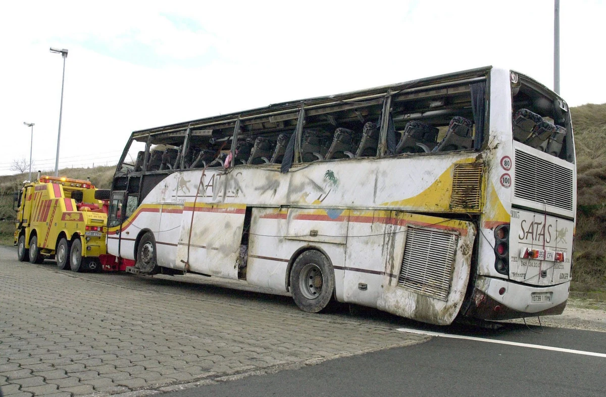 W wyniku powodzi w południowo-centralnej części Maroka na moście wywrócił się autobus. W wypadku zginęło 17 osób, 29 jest rannych. Kierowca uciekł z miejsca zdarzenia - poinformowała w poniedziałek państwowa agencja marokańska MAP.