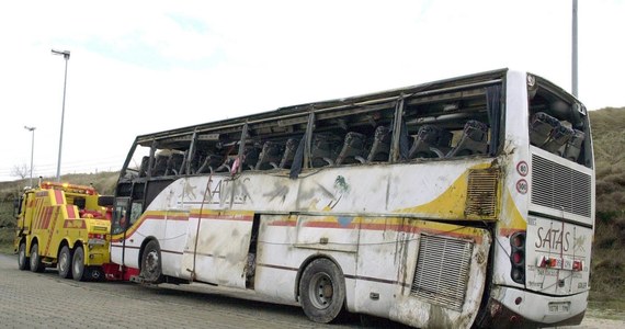 W wyniku powodzi w południowo-centralnej części Maroka na moście wywrócił się autobus. W wypadku zginęło 17 osób, 29 jest rannych. Kierowca uciekł z miejsca zdarzenia - poinformowała w poniedziałek państwowa agencja marokańska MAP.