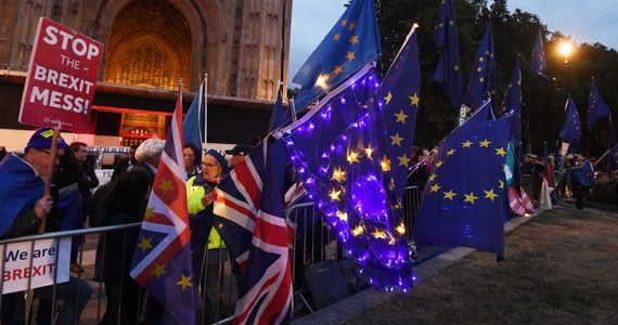 ​Brytyjska Izba Gmin przegłosowała w poniedziałek wieczorem wniosek wzywający rząd do publikacji wszystkich dokumentów związanych z przygotowaniami do brexitu bez porozumienia oraz prywatnej korespondencji urzędników zaangażowanych w proces zawieszenia parlamentu.