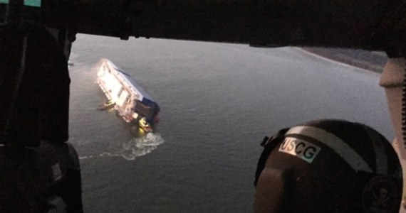 Straż przybrzeżna USA uratowała w poniedziałek wieczorem ostatniego z członków załogi południowokoreańskiego statku towarowego, który przewrócił się w pobliżu portu Brunswick w stanie Georgia. Wcześniej wyłowiono z wody trzech marynarzy. 