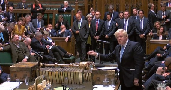 Brytyjski parlament zawieszony. Decyzją rządu Borisa Johnsona posłowie powrócą do Izby Gmin 14 października. Według opozycji, to próba uciszenia przeciwników strategii premiera wobec brexitu. Johnson upiera się przy wyznaczonym na 31 października terminie opuszczenia Unii Europejskiej przez Wielką Brytanię - nawet w sytuacji braku porozumienia z Brukselą ws. warunków brexitu.