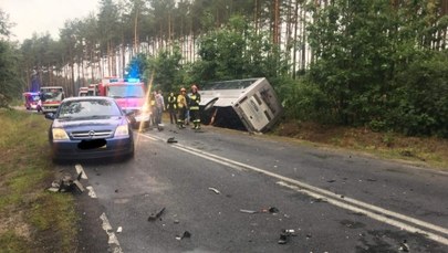 Autobus przewożący uczniów zderzył się z autem 