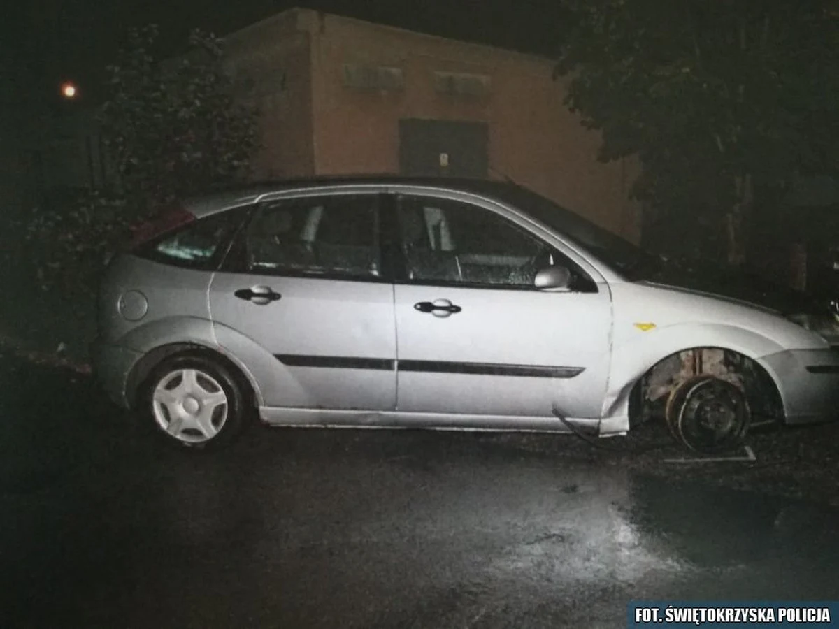 Policjanci z Ostrowca Świętokrzyskiego zatrzymali nietrzeźwego 77- latka. Mężczyzna kierował samochodem mając ponad promil alkoholu we krwi. Niepokój mieszkańców Ostrowca wzbudził fakt, że samochód, którym jechał mężczyzna, miał jedynie trzy kompletne koła.

