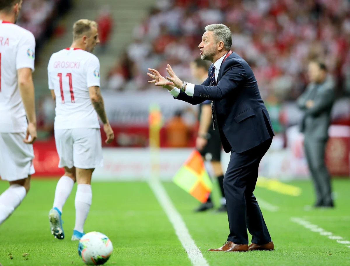"Za poprzedniego selekcjonera był styl i widać było pomysł na grę. Teraz tego nie ma" - tak Waldemar Prusik, były reprezentant kraju, ocenił ostatnie występy polskich piłkarzy w eliminacjach Euro 2020. Zastrzegł jednak, że nerwowe ruchy - jak zmiana selekcjonera - mogłyby tylko kadrze zaszkodzić.