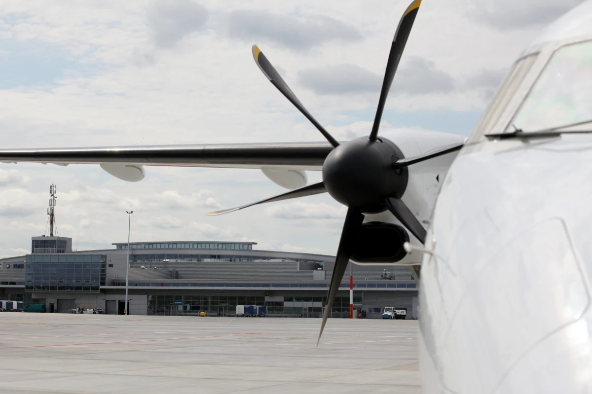 O około 40 minut został opóźniony poranny wylot samolotu PLL z Poznania do Warszawy. Maszyna podczas poprzedniego rejsu zderzyła się z ptakiem.