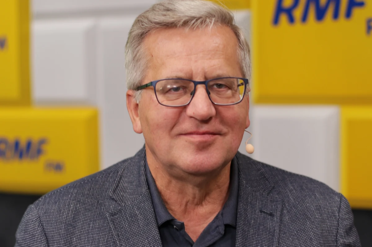 "Świetny moment. To było na dzień przed zamknięciem możliwości manipulowania listami wyborczymi" – tak Bronisław Komorowski tłumaczy, dlaczego tak późno Koalicja Obywatelska przedstawiła Małgorzatę Kidawę-Błońską jako swojego kandydata na premiera. "Oznaczało to pełne zaskoczenie dla Prawa i Sprawiedliwości" – dodał były prezydent, gość Popołudniowej rozmowy w RMF FM. Jego zdaniem, było to znakomite zagranie polityczne. "PiS nie wie, jak na to odpowiedzieć. To podniesienie poprzeczki, jak chodzi o kwalifikacje polityczne, moralne i obyczajowe" – argumentował – "Niech PiS się stara dorównać". 