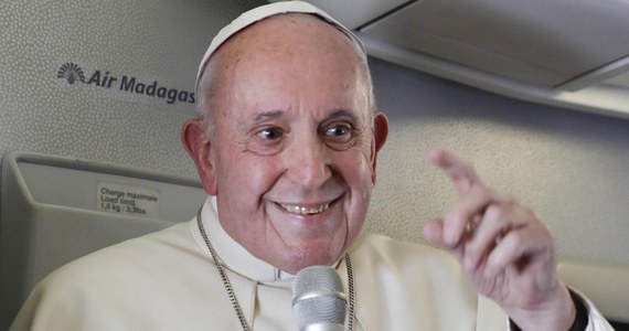 Papież Franciszek powiedział we wtorek dziennikarzom na pokładzie samolotu lecącego z Madagaskaru do Rzymu, że ksenofobia to "choroba". Podkreślił, że kto wznosi mury, zostaje sam.