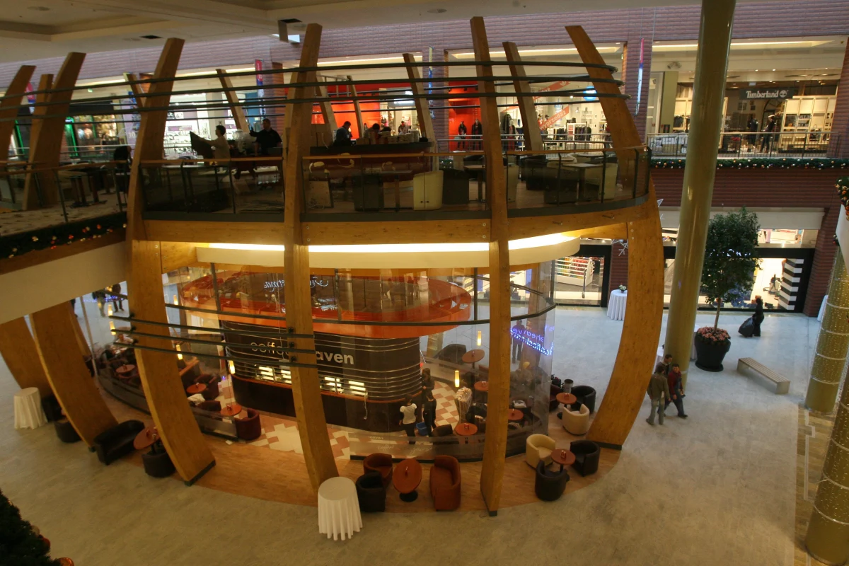 Krakowska policja szuka mężczyzny, który wieczorem zaatakował ostrym narzędziem pracownika ochrony w galerii handlowej Bonarka w Krakowie. 