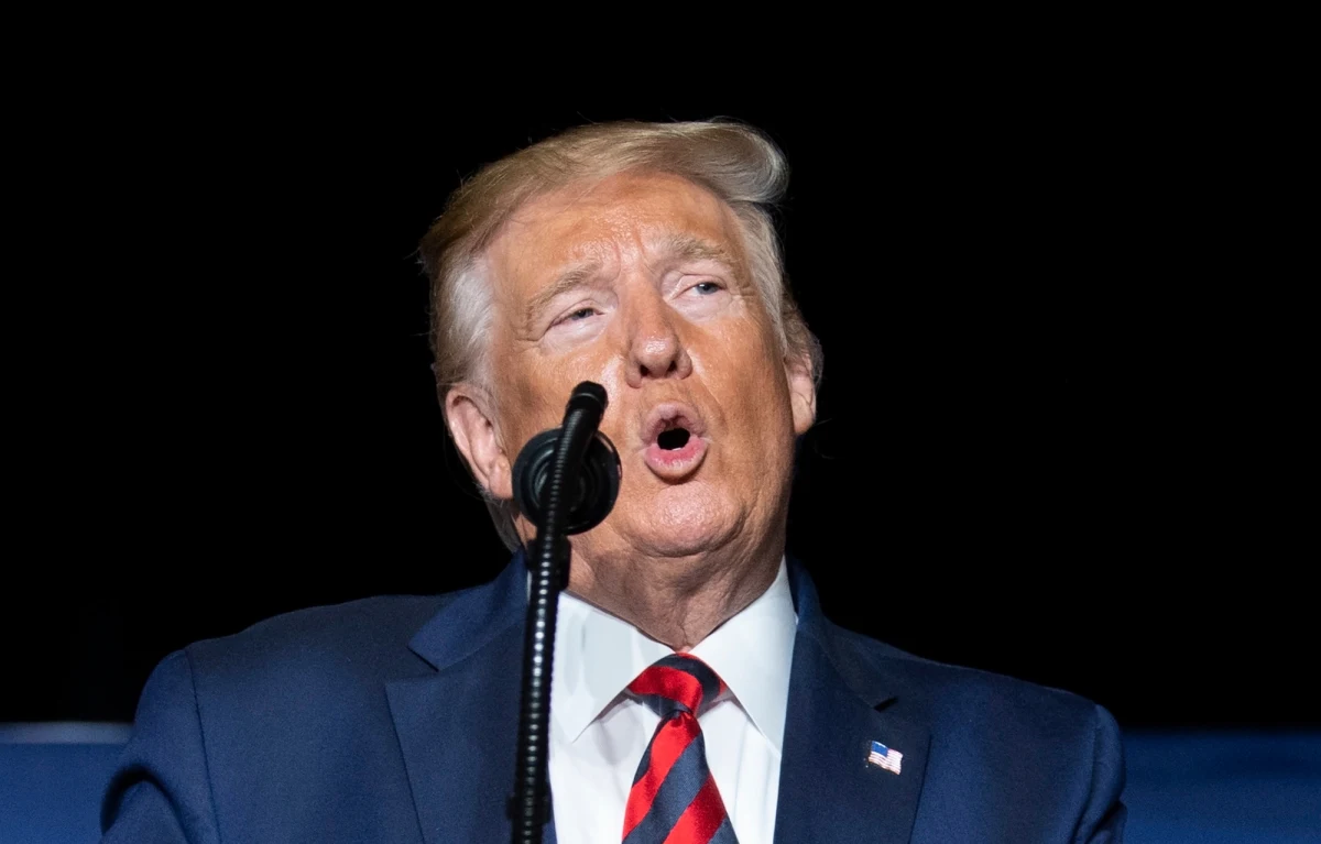 W przeddzień rocznicy zamachów bombowych z 11 września 2001 r. w Nowym Jorku, prezydent Donald Trump podpisał rozporządzenie wykonawcze zwiększające uprawnienia rządu w walce z terrorystami oraz osobami i organizacjami wspierającymi ich, w tym finansowo.