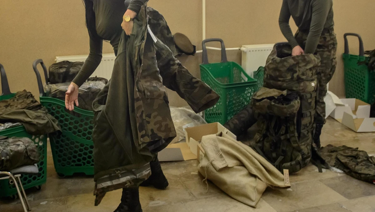 W sierpniu w życie wszedł rozkaz płk Radosława Cynki, dowódcy 9. Warmińskiego Pułku Rozpoznawczego o wyglądzie zewnętrznym żołnierzy służących w tej jednostce - dowiedział się Onet. Dowódca napisał, jakich pomadek i podkładów nie mogą używać żołnierki oraz jaki mają mieć kolor włosów i paznokci. "Obawiam się, że stworzono kolejny bat na kobiety, by na czymś je złapać i wydalić ze służby" - mówi Onetowi kmdr Bożena Szubińska, była pełnomocnik MON ds. wojskowej służby kobiet.