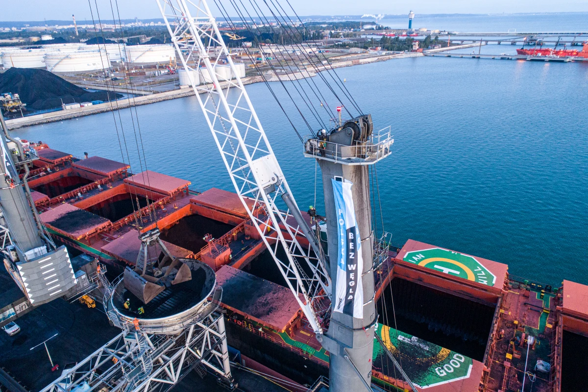Kolejna akcja Greenpeace w Gdańsku. Aktywiści, którzy wspięli się na dwa dźwigi, blokują rozładunek węgla w Porcie Północnym - takie informacje przekazała sama organizacja. Działacze rozwiesili transparenty z hasłem: "Polska bez węgla" i wzywają rząd Mateusza Morawieckiego do ogłoszenia planu odejścia od węgla do 2030 roku. 18 działaczy po kilku godzinach akcji oddało się w ręce policji. Dziewięciu aktywistów zamierza kontynuować protest przez noc.