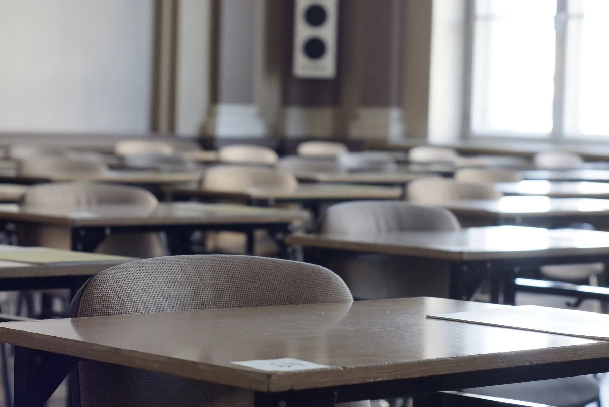 87,5 procent tegorocznych absolwentów szkół ponadgimnazjalnych zdało egzamin maturalny i uzyskało świadectwo dojrzałości - poinformowała Centralna Komisja Egzaminacyjna, podsumowując wyniki maturzystów, którzy egzaminy zdawali w sesji majowej, dodatkowej czerwcowej i poprawkowej w sierpniu. Spośród absolwentów liceów ogólnokształcących maturę zdało 91,3 procent, a wśród absolwentów techników 80,9 procent.