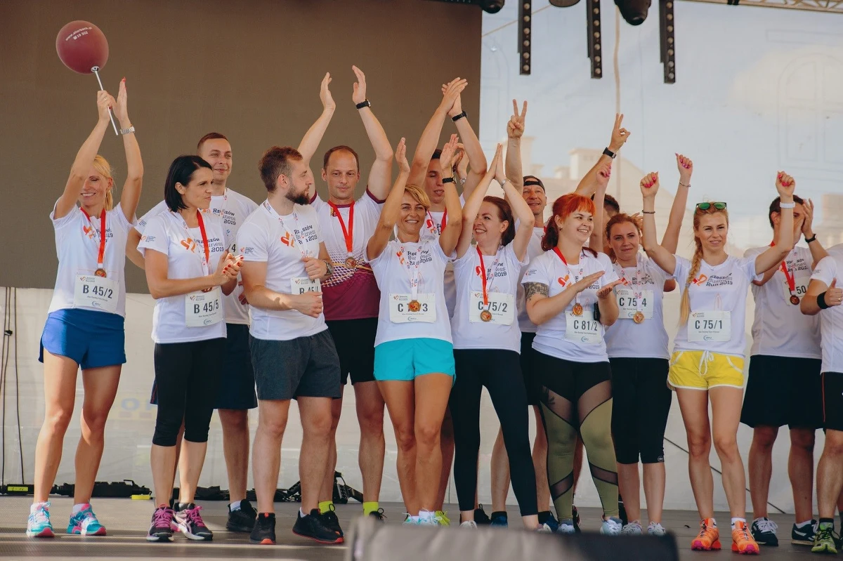 9 polskich miast, ponad 27 tys. biegaczy, prawie 2,3 mln złotych i pomoc dla 60 osób z niepełnosprawnością ruchową. Tak przedstawia się w liczbach charytatywny bieg Poland Business Run 2019, który odbył się w niedzielę. Już wiadomo, że dofinansowanych zostanie przynajmniej 49 rehabilitacji, 21 protez kończyn oraz inny sprzęt medyczny.
