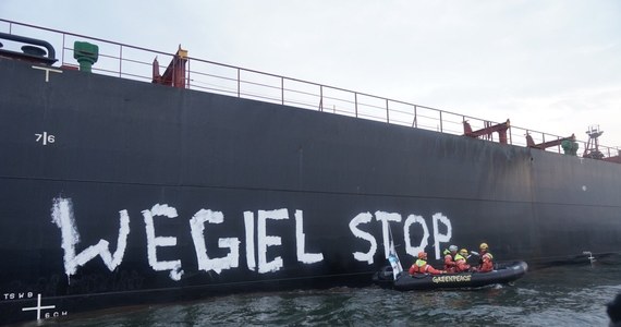 Kapitan Rainbow Warrior i aktywistka, która była sterniczką jednego z pontonów podczas akcji Greenpeace w Gdańsku zostaną dziś wieczorem zwolnieni. Wcześniej Straż Graniczna ma im przedstawić zarzut niewykonania polecenia zatrzymania pojazdu mechanicznego. SG wcześniej podawała informacje o postawieniu aktywistom zarzutów prokuratorskich. Śledczy nie potwierdzili jednak tych informacji.