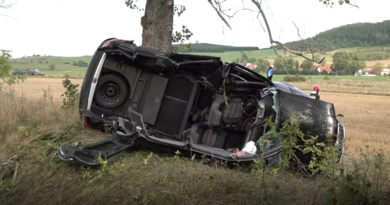 ​24-latka wpada w poślizg i wypadła z drugi uderzając w drzewo. Po badaniu alkomatem okazało się, że ma ponad 2 promile alkoholu w wydychanym powietrzu.