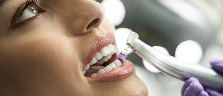 Większość z nas dbając o zęby skupia się na ich dokładnym szczotkowaniu dwa razy dziennie oraz  pamiętaniu o regularnych wizytach kontrolnych u stomatologa, na których leczymy ewentualne ubytki. Niektórzy domową pielęgnację uzupełniają o używanie nitki dentystycznej, płynów do higieny jamy ustnej lub bardziej zaawansowanych urządzeń takich jak irygator. Trzeba jednak wiedzieć, że to nie wszystko. Według dentystów każdy z nas powinien również regularnie wykonywać profesjonalną higienizację zębów w gabinecie stomatologicznym. Nasi specjaliści wyjaśniają na czym ona polega i dlaczego jest tak ważna. 