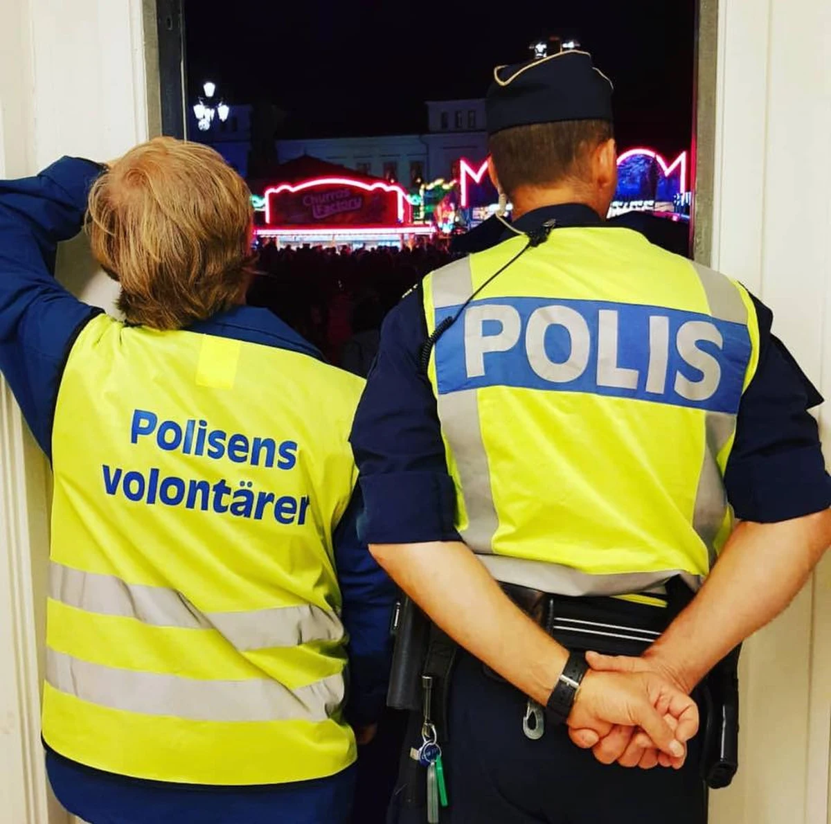 Szwedzka policja ostrzega przed oszustami posługującymi się językiem polskim. Wyszukują oni w książce telefonicznej polskobrzmiące nazwiska, dzwonią do tych osób, podając się za policjantów. Ostrzegają przed grasującym w okolicy gangiem złodziei i proponują złożenie kosztowności i pieniędzy w "depozycie".