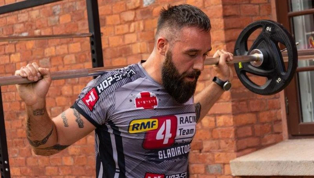 Rozpoczynając przygodę ze sportem warto skorzystać z porad specjalisty, by wystrzegać się złych nawyków treningowych, które mogą doprowadzić do kontuzji. Ot tym, na co zwracać uwagę przy wyborze trenera, jak czerpać radość z ćwiczeń oraz jak przygotować się do biegów z przeszkodami w rozmowie z Łukaszem Czyżkowskim, trenerem RMF4RT Gladiators.