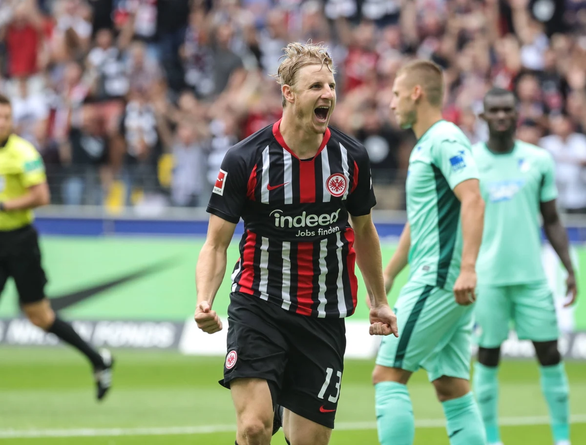 Austriacki piłkarz Martin Hinteregger nie zagrał w poniedziałkowym meczu z Polską z powodów dyscyplinarnych. W sobotę zbyt hucznie i długo świętował swoje urodziny. "Wyraził skruchę i przeprosił" - poinformował trener reprezentacji Franco Foda.