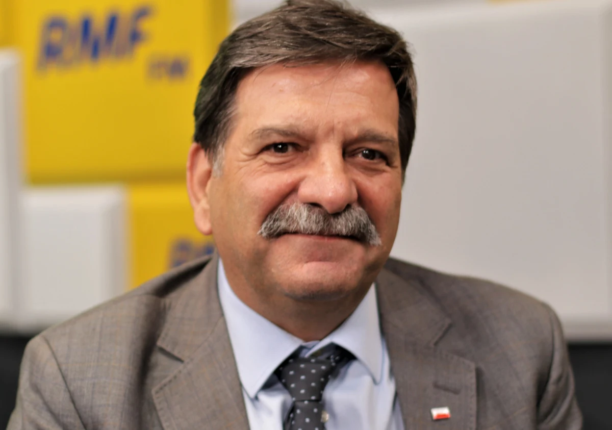 "Pobieramy uposażenie poselskie. Jesteśmy zobowiązani do świadczenia pracy" – tak Janusz Śniadek z PiS tłumaczył zwołanie posiedzenia Sejmu obecnej kadencji po wyborach, kiedy znani będą już nowi parlamentarzyści. We wtorek wieczorem prezydium Sejmu zdecydowało, że środowej posiedzenie zostanie przerwane i wznowione po wyborach 15 i 16 października. Czyżby powodem było zaplanowana na czwartek przez prezesa Jarosława Kaczyńskiego konwencja PiS w Gdańsku i Słupsku? "Kampania PiS toczy się według zaplanowanych zdarzeń i przedsięwzięć" – przyznał Śniadek. Gość Popołudniowej rozmowy w RMF FM dodał: "Podejrzenia, oskarżenia, sugestie, aluzje, że mamy w planie coś brzydkiego, więcej mówią o autorze niż środowisku, które jest o to oskarżane".  