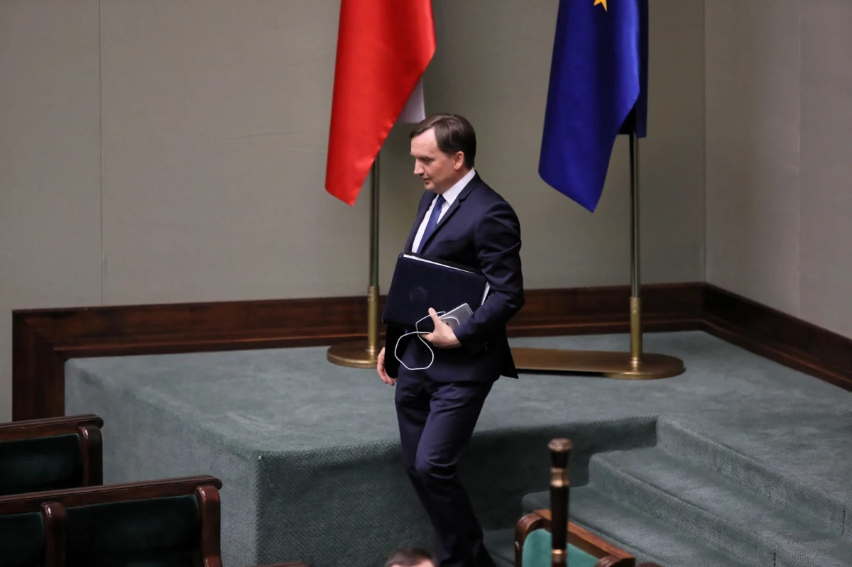 Zaskoczenia nie było - Sejm odrzucił wieczorem wniosek PO-KO o wyrażenie wotum nieufności wobec ministra sprawiedliwości Zbigniewa Ziobry. Zdaniem opozycji to najgorszy minister sprawiedliwości w historii III RP, a za jego czasu ministerstwo stało się resortem hejtu. Za przyjęciem wniosku głosowało 174 posłów, 240 było przeciw, a siedmiu wstrzymało się od głosu.