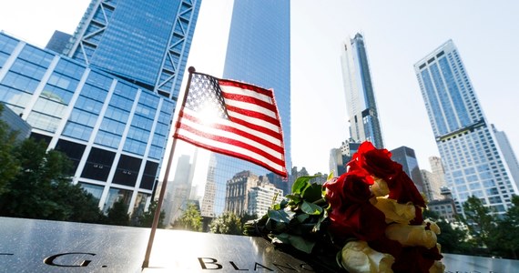 Dźwięki dzwonu obwieściły 18. rocznicę zamachów terrorystycznych na World Trade Center o godz. 8.46, gdy w bliźniaczy kompleks uderzył pierwszy z dwóch samolotów. Decyzją władz uczniowie w stanie Nowy Jork będą odtąd czcili rocznicę minutą ciszy.