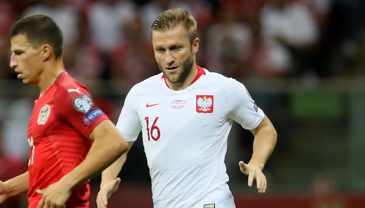 Piłkarz Wisły Kraków Jakub Błaszczykowski, który w poniedziałkowym meczu eliminacji mistrzostw Europy reprezentacji Polski z Austrią doznał kontuzji, nie będzie mógł zagrać w najbliższym spotkaniu ekstraklasy z Koroną Kielce.